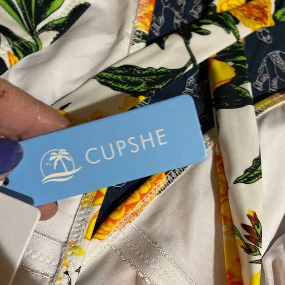 NWT CUPSHE swimsuit with a beautiful array of flowers 🌸 it’s an amazing suit!!! - Picture 6 of 7